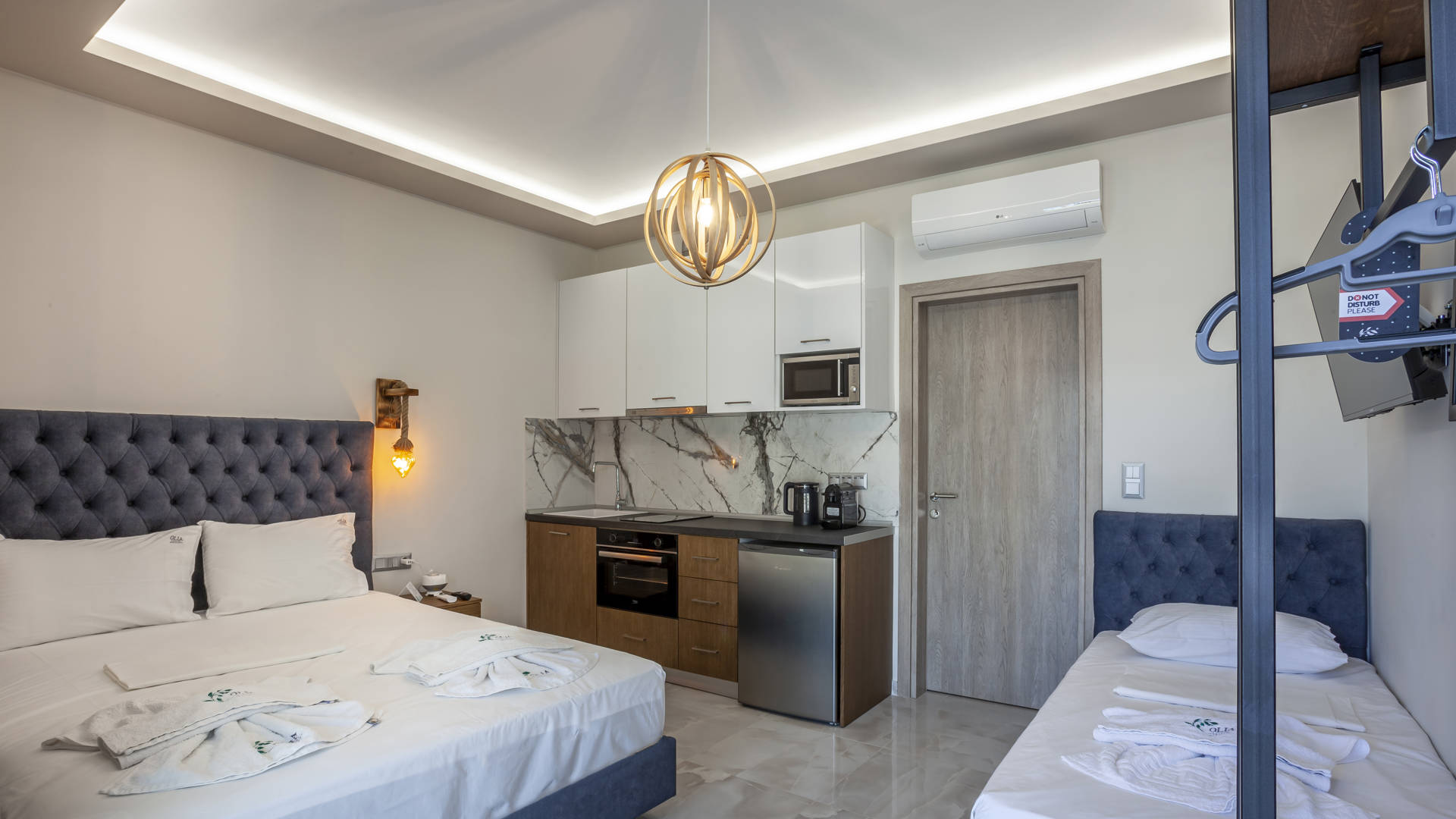 Triple Room Pool 4